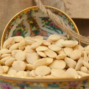 Mandorle sgusciate in ciotola decorata.