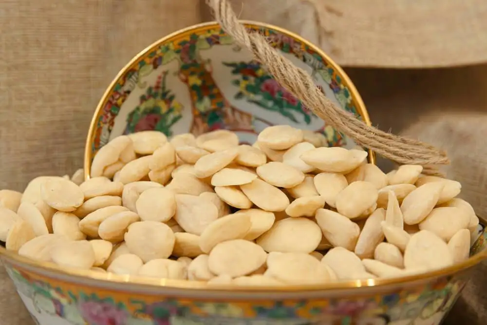 Mandorle sgusciate in ciotola decorata.