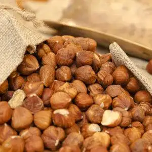 Noci nocciole in sacco di juta.