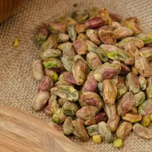 Monte di pistacchi sgusciati su juta.