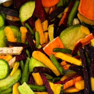 Mix di verdure croccanti, colorate e disidratate.